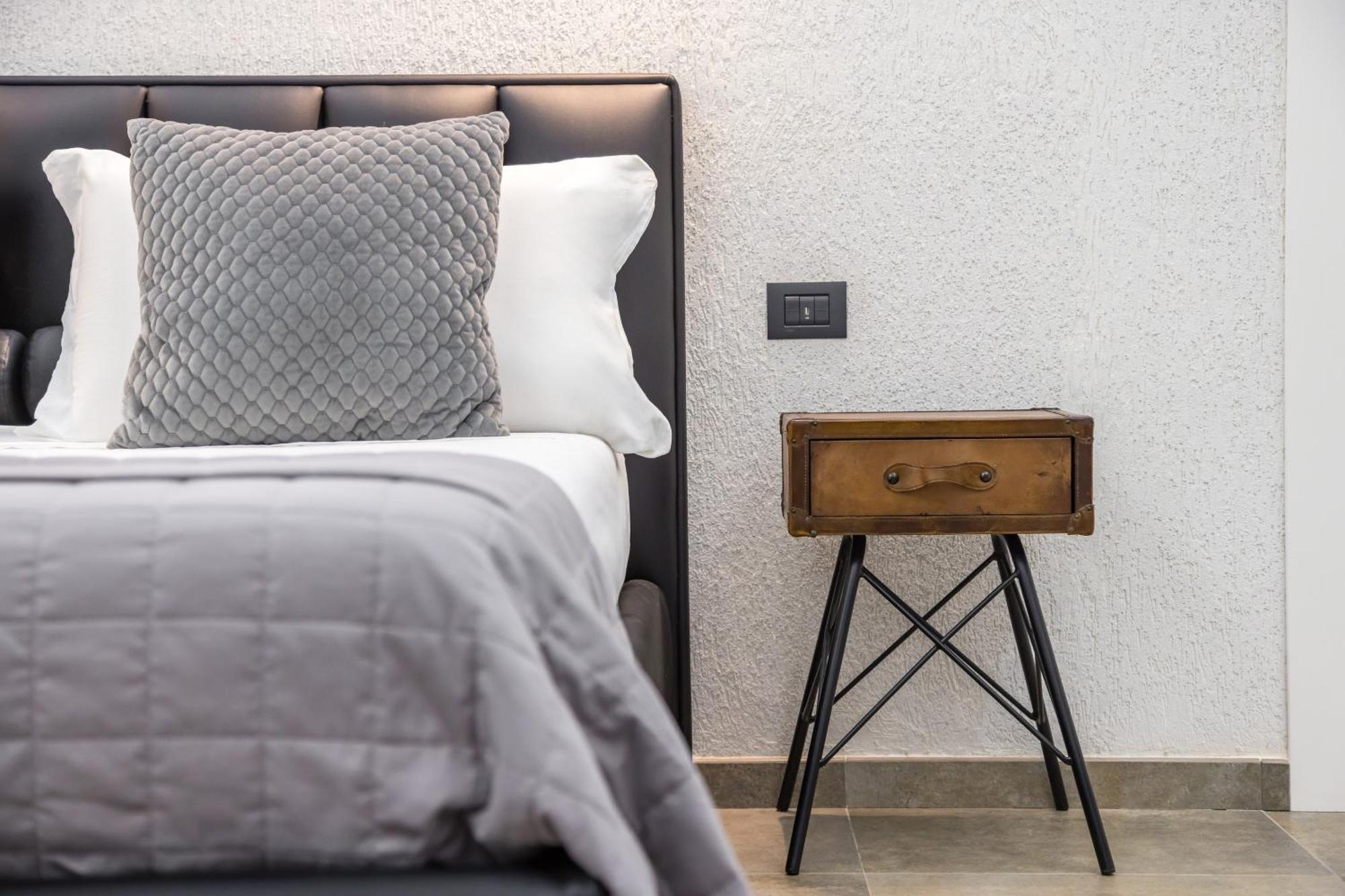 Palazzo Mormando - Industrial Apartment نابولي المظهر الخارجي الصورة